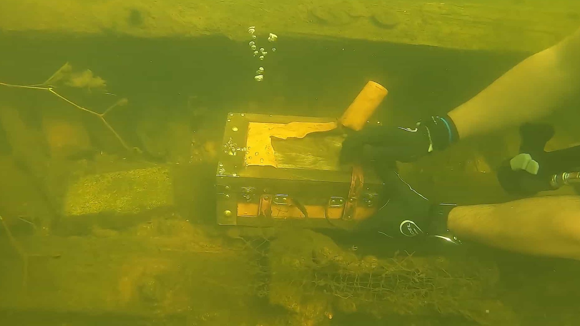 寻宝真人秀纪录片《水底寻宝 treasure hunting underwater》第1-3季 英语中字 1080高清下载