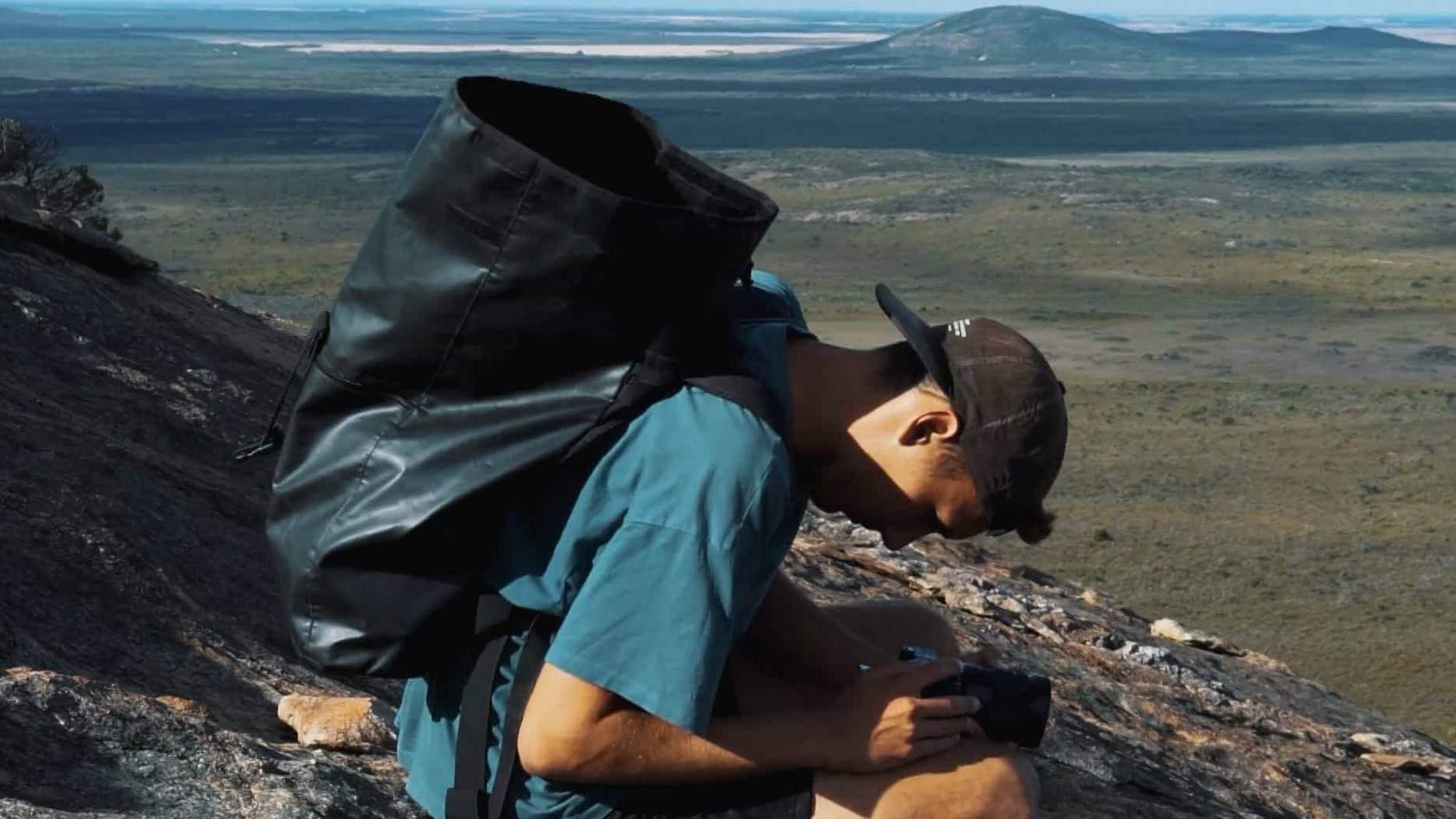 德国纪录片《面朝黄土背朝天 - 背包客的记录片 Facing Down Under - A Backpackers Documentary 2020》全1集 英语中英双字 1080P高清网盘下载