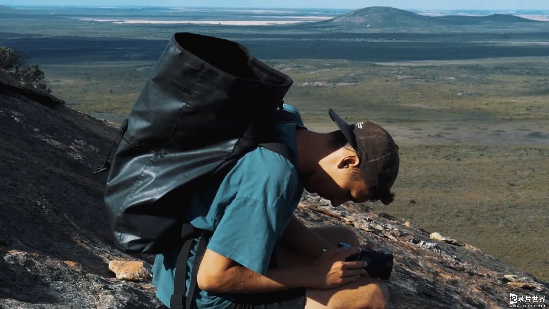 德国纪录片《面朝黄土背朝天 - 背包客的记录片 Facing Down Under - A Backpackers Documentary 2020》全1集